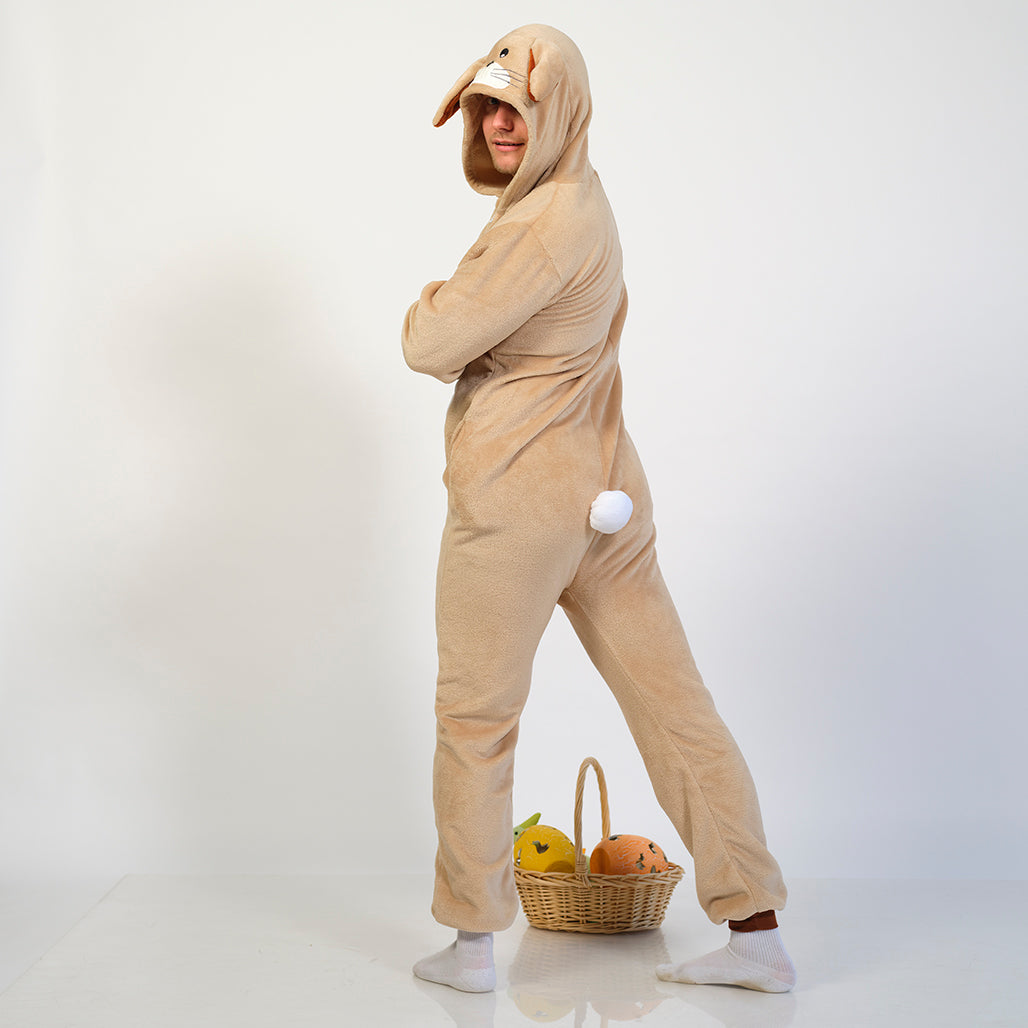 En mand med ryggen til står i en påskeharejumpsuit.
